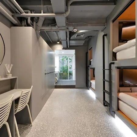 Tiang Capsule Hostel Bangkok Exterior photo