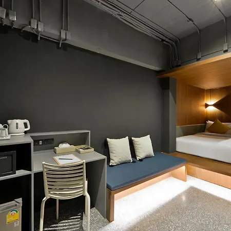 Tiang Capsule Hostel Bangkok Exterior photo