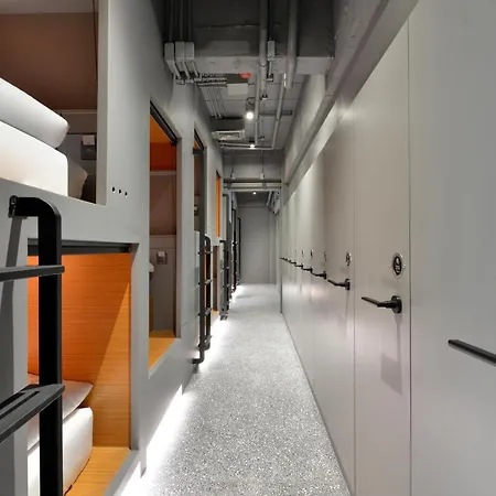 Tiang Capsule Hostel Bangkok Exterior photo